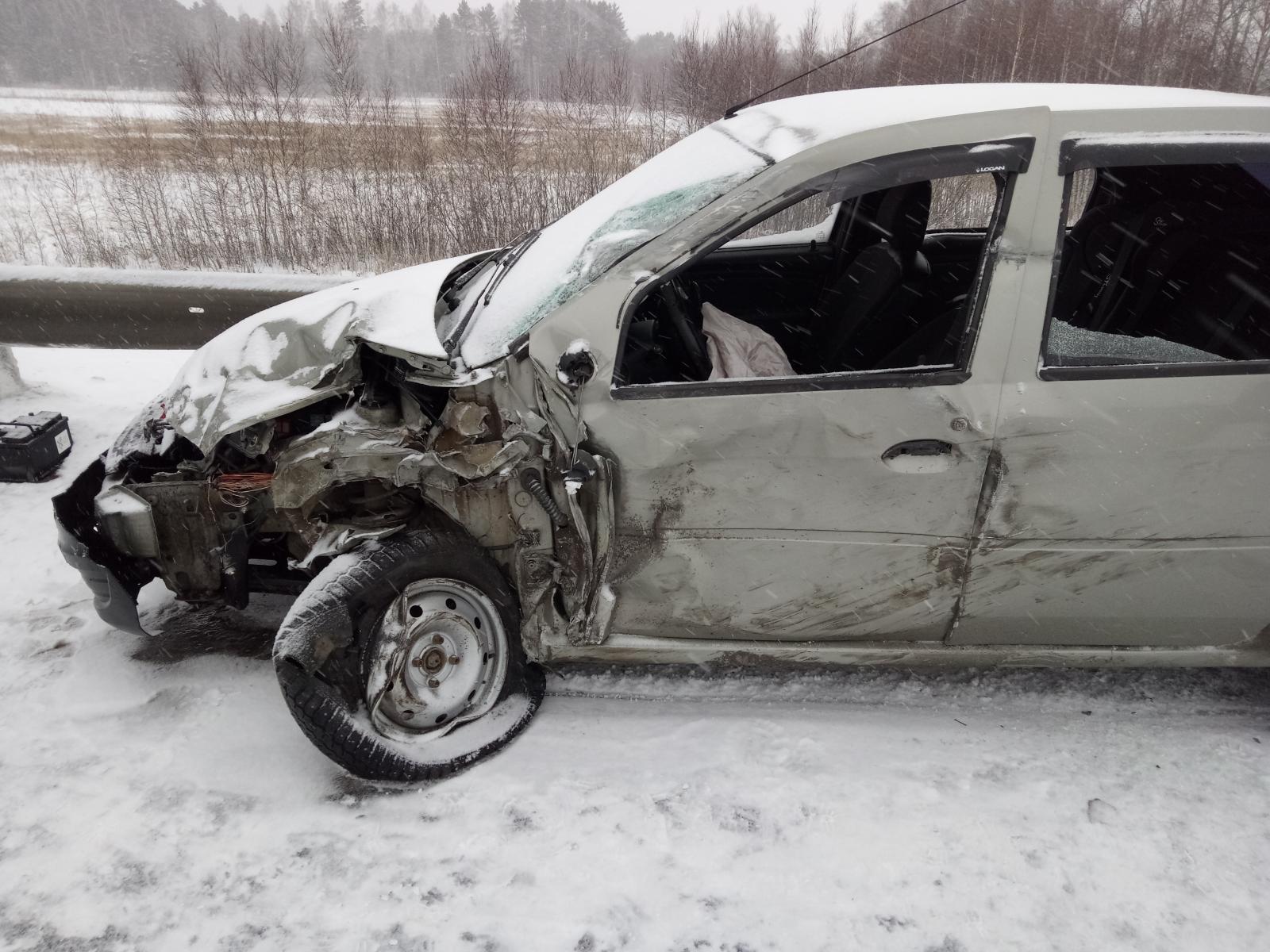 В Далматовском районе грузовик врезался в две легковушки