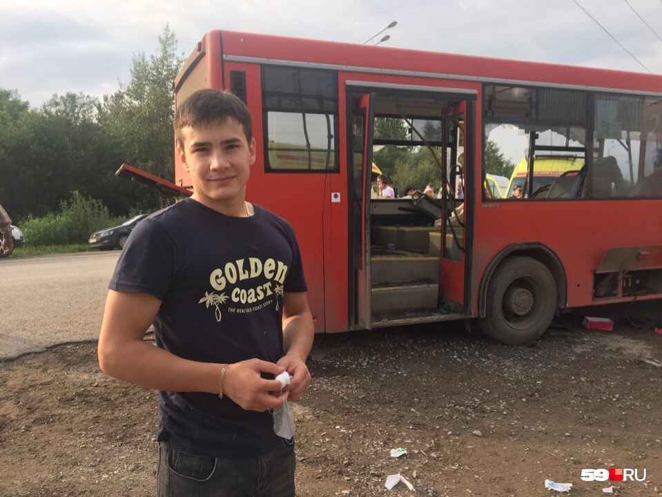 Данил на месте ДТП — уже после того, как эвакуация пассажиров закончилась Данил на месте ДТП — уже после того, как эвакуация пассажиров закончилась