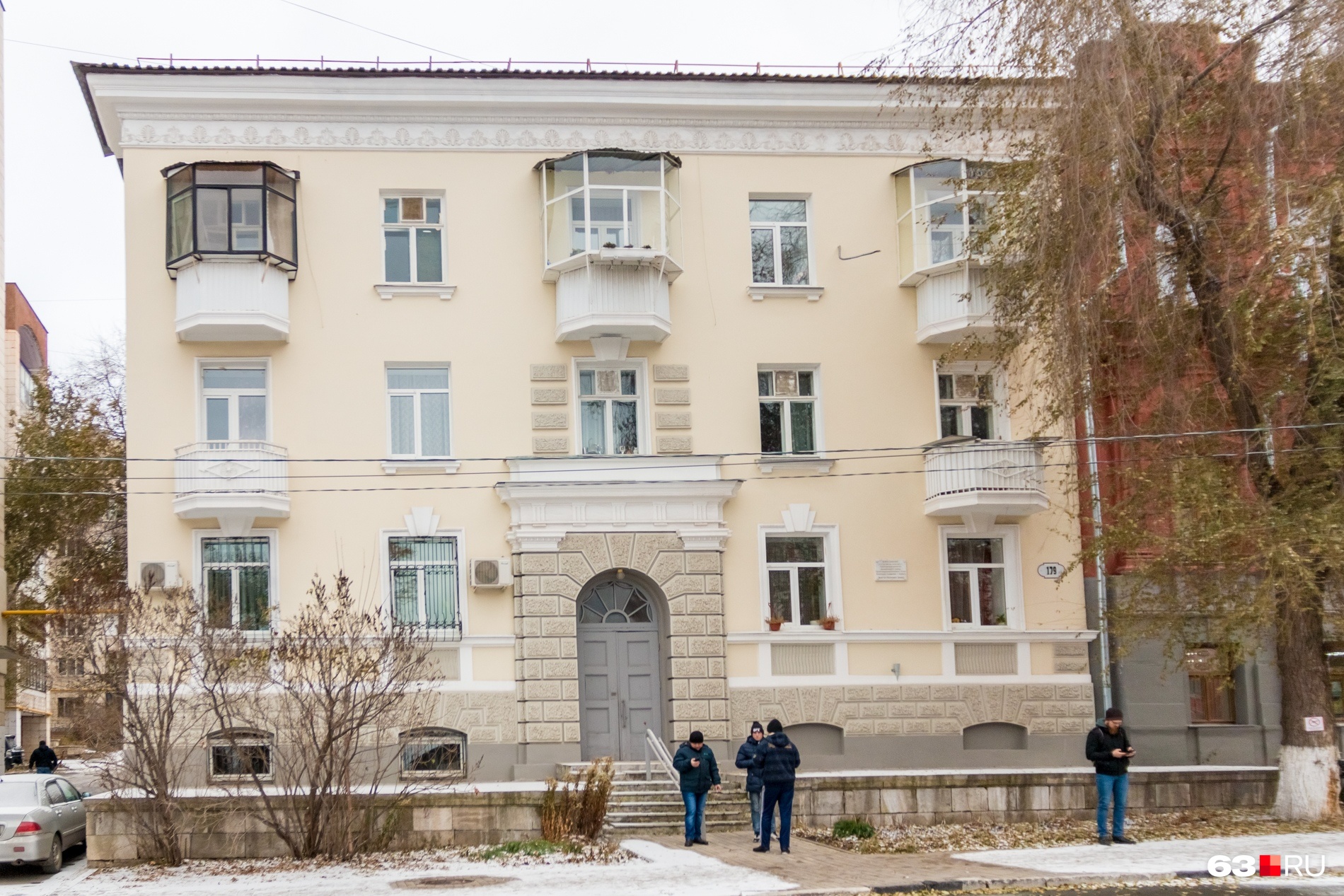 В этом доме на Фрунзе, 179 агенты «Кембриджской пятерки» занимали квартиры на третьем этаже В этом доме на Фрунзе, 179 агенты «Кембриджской пятерки» занимали квартиры на третьем этаже