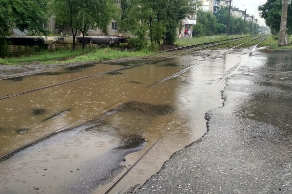 Дорожники не спешат прикрывать яму свежим асфальтом Дорожники не спешат прикрывать яму свежим асфальтом