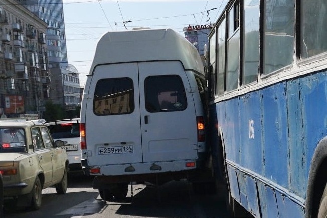 По словам очевидцев, столкновение обошлось без пострадавших По словам очевидцев, столкновение обошлось без пострадавших