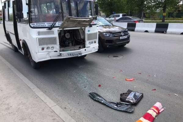 Автобус врезался в тормозившую иномарку Автобус врезался в тормозившую иномарку 