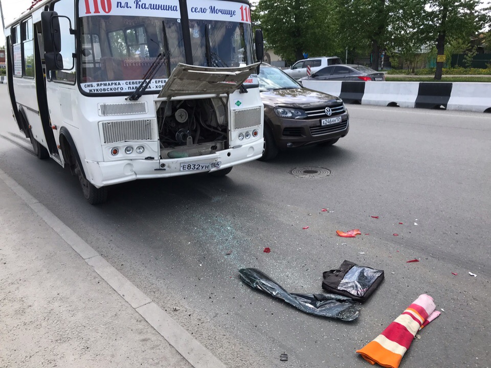 Автобус врезался в тормозившую иномарку 