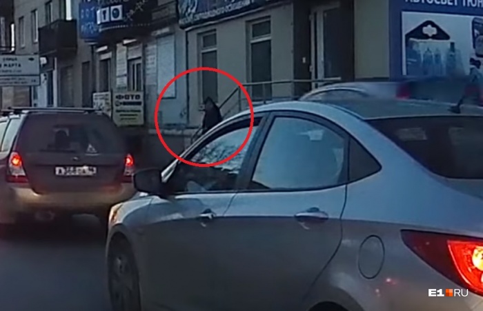 В момент, когда Андрей обернулся, несшаяся на большой скорости Honda была уже совсем близко. Времени что-то предпринять у мужчины не было, он лишь немного прижался к крыльцу В момент, когда Андрей обернулся, несшаяся на большой скорости Honda была уже совсем близко. Времени что-то предпринять у мужчины не было, он лишь немного прижался к крыльцу