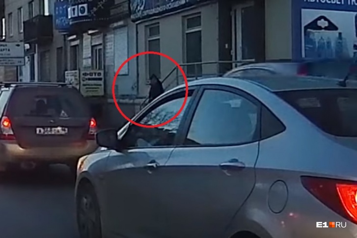 В момент, когда Андрей обернулся, несшаяся на большой скорости Honda была уже совсем близко. Времени что-то предпринять у мужчины не было, он лишь немного прижался к крыльцу В момент, когда Андрей обернулся, несшаяся на большой скорости Honda была уже совсем близко. Времени что-то предпринять у мужчины не было, он лишь немного прижался к крыльцу