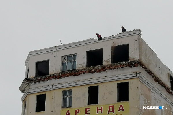 Судя по внешнему виду здания у Дома Туриста, до сдачи объекта ещё далеко Судя по внешнему виду здания у Дома Туриста, до сдачи объекта ещё далеко
