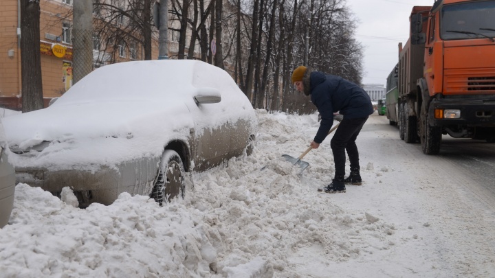 Улицы замело, машины буксуют, горожане помогают друг другу: онлайн-репортаж снежного Екатеринбурга