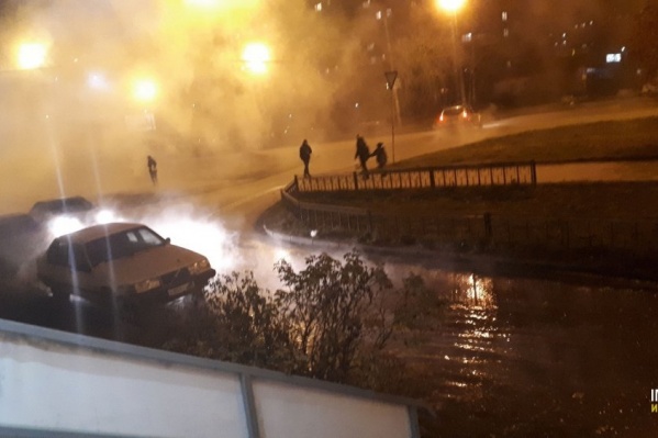 Поздно вечером на улице Красина разлилась горячая вода Поздно вечером на улице Красина разлилась горячая вода