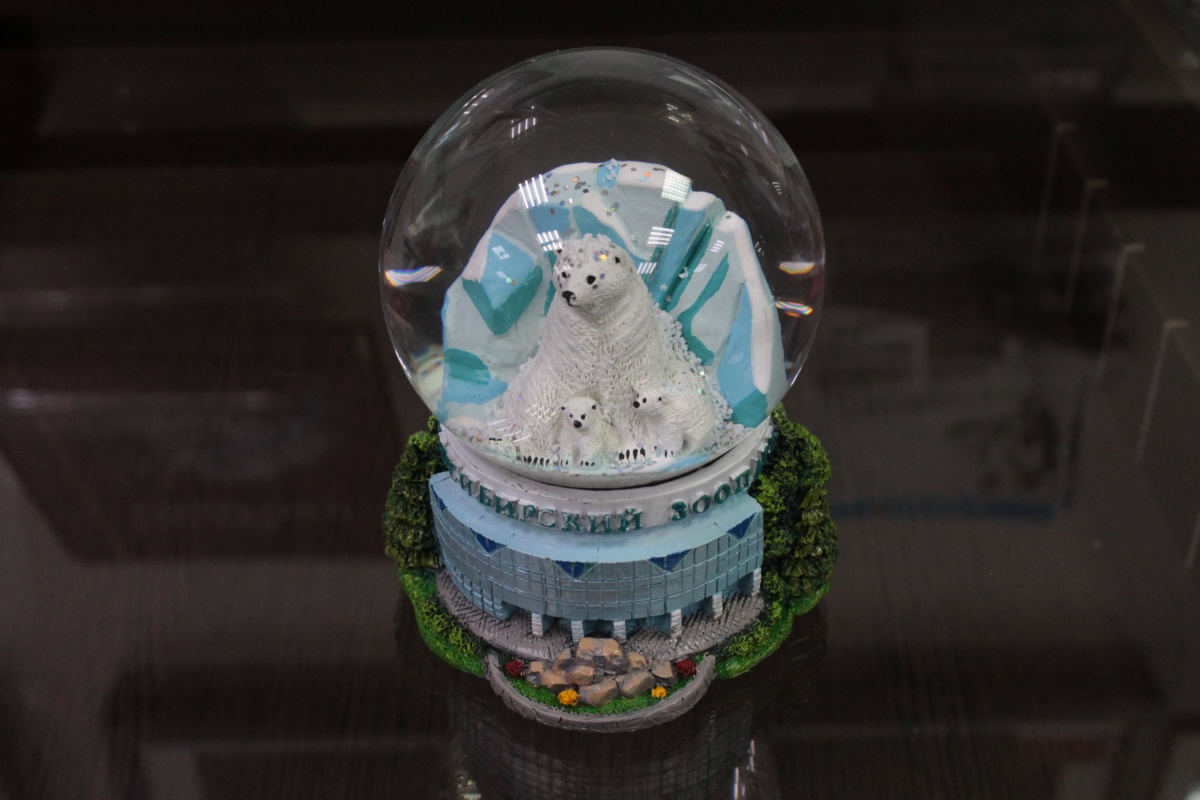 Новосибирская нумизматическая компания Katz Coins Notes & Supplies Corp. выпустила необычный для себя сувенир — стеклянный снежный шар с белыми медведями  Шар изготовили тиражом 300 экземпляров и купить его можно за 1200 рублей 
