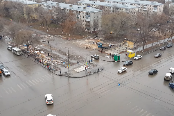 После сноса рынка на перекрестке Авроры и Аэродромной освободилась огромная площадка с высокой проходимостью После сноса рынка на перекрестке Авроры и Аэродромной освободилась огромная площадка с высокой проходимостью