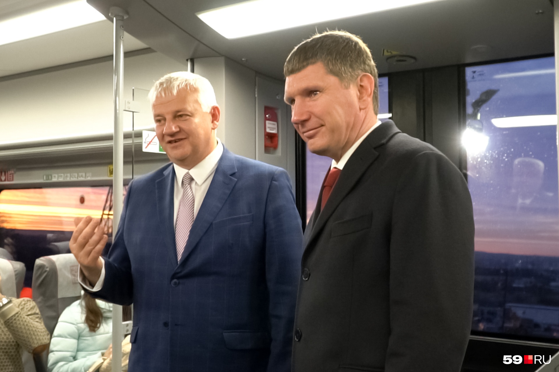 Максим Решетников зашёл в вагон на технической остановке Максим Решетников зашёл в вагон на технической остановке