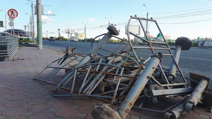 На улице Гагарина демонтировали старые ограждения: узнаём, куда их денут