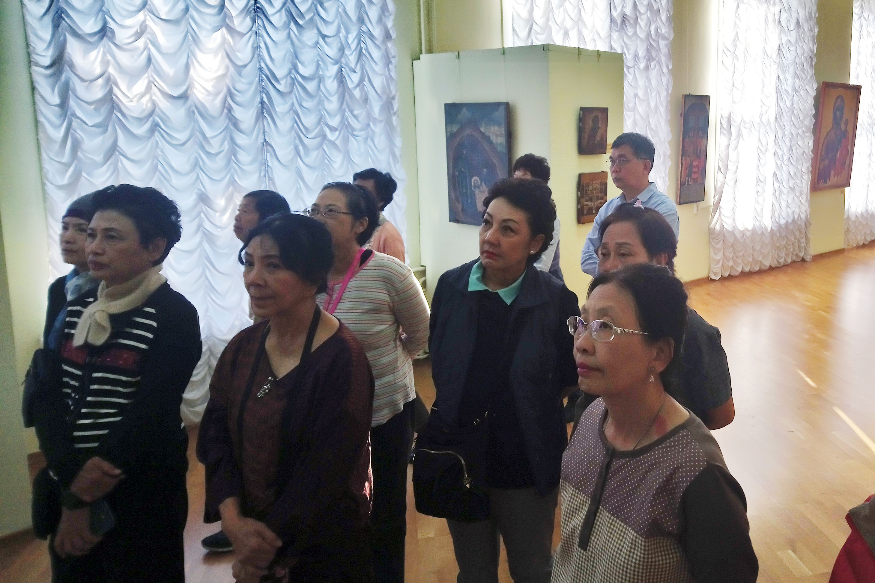Тайских туристов впечатлили старые деревянные дома Тихого центра и музеи, а вот Оперный театр внезапно совершенно не заинтересовал Тайских туристов впечатлили старые деревянные дома Тихого центра и музеи, а вот Оперный театр внезапно совершенно не заинтересовал