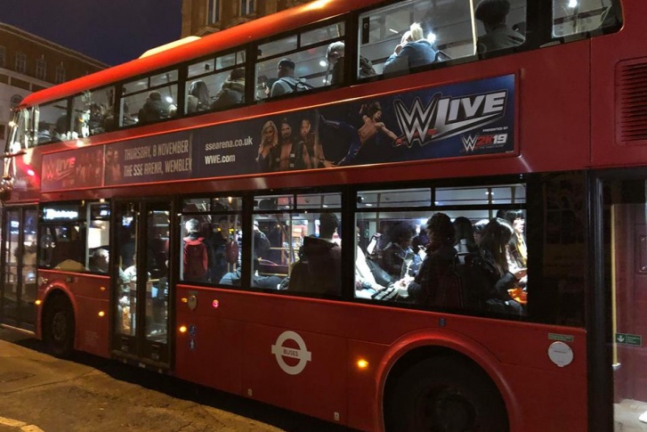 Двухэтажные автобусы на улицах Лондона 