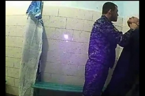 Сотрудник ГУФСИН под музыку бьет заключенного Сотрудник ГУФСИН под музыку бьет заключенного 