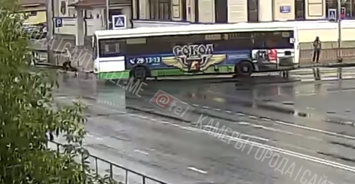 В Рыбинске автобус на «зебре» переехал пенсионера: видео