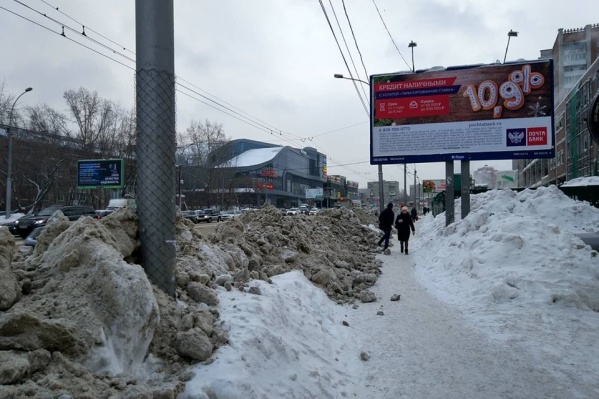 После ночной уборки снега прохожим осталось совсем мало места на тротуаре После ночной уборки снега прохожим осталось совсем мало места на тротуаре