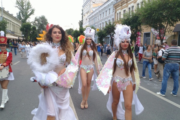 На карнавале много нарядных девушек На карнавале много нарядных девушек