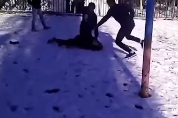 Школьники избили девятиклассника ногами Школьники избили девятиклассника ногами
