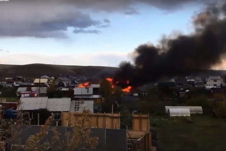 В Дрокино прямо сейчас горят надворные постройки В Дрокино прямо сейчас горят надворные постройки