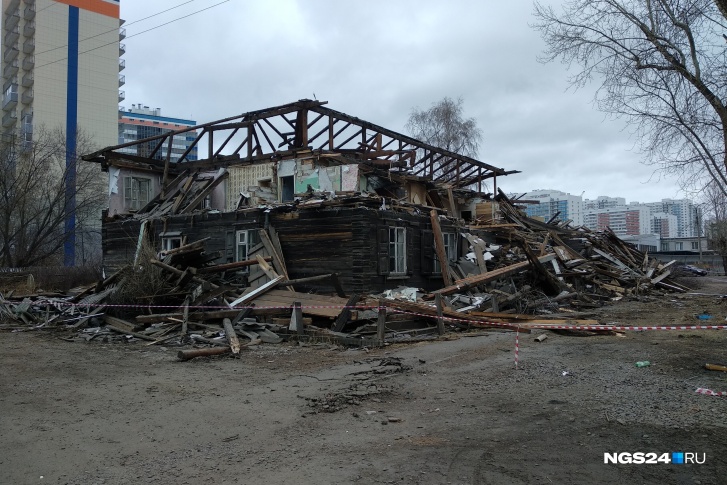 Дом на Полтавской уже начали разбирать Дом на Полтавской уже начали разбирать
