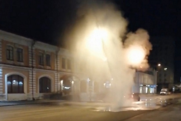Очевидцы увидели столбы воды высотой около пяти метров Очевидцы увидели столбы воды высотой около пяти метров