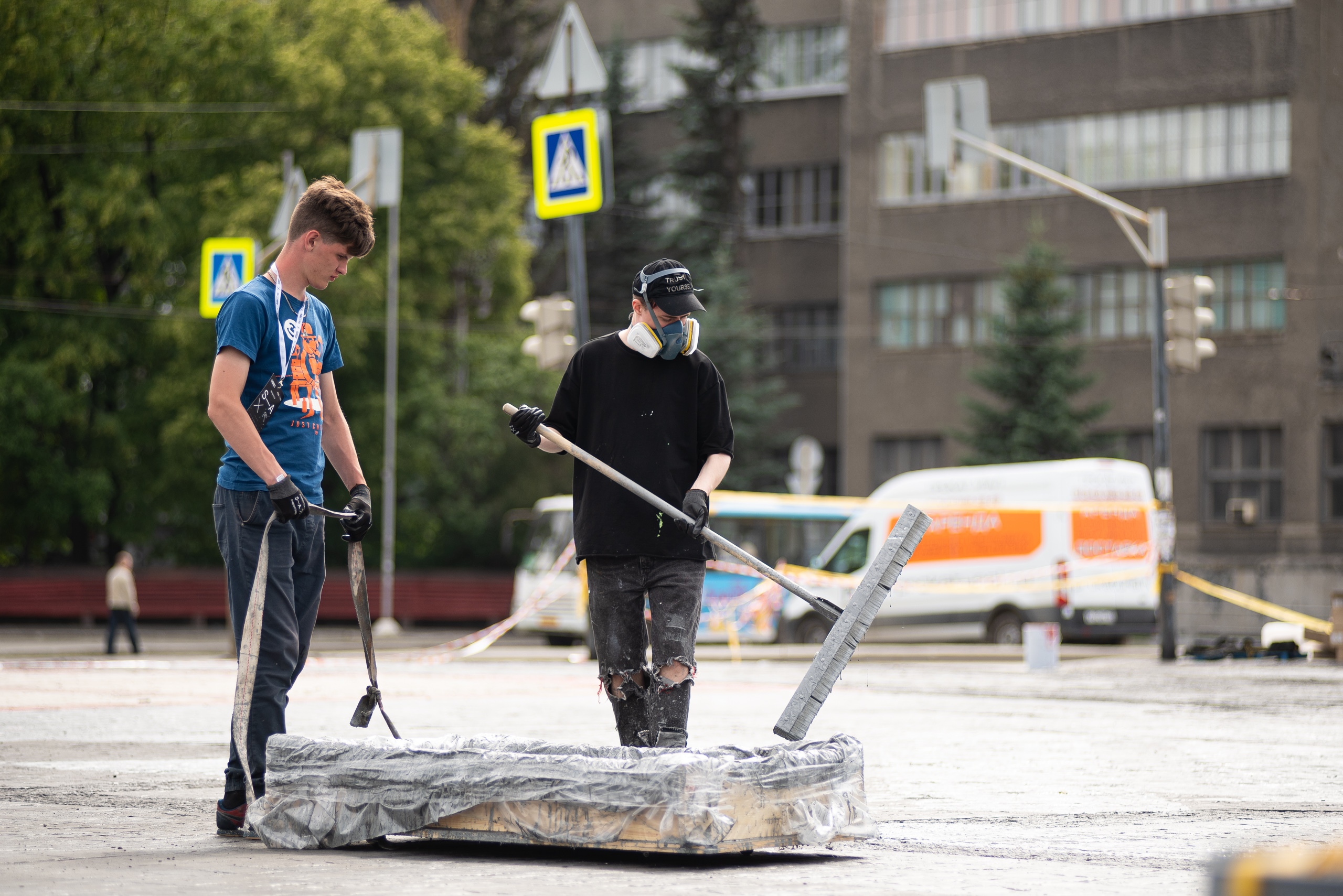 В чёрной футболе и маске — Покрас Лампас В чёрной футболе и маске — Покрас Лампас