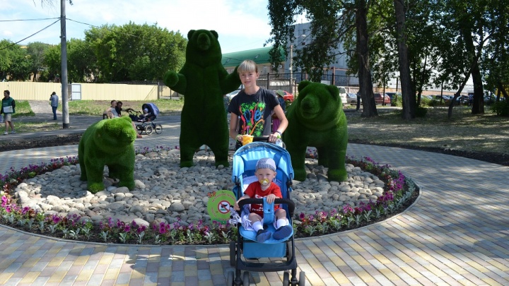 В Саду Победы поселилась семья медведей