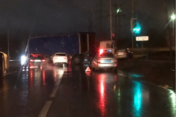 Водителю легкового авто пришлось лихо вывернуть с дороги Водителю легкового авто пришлось лихо вывернуть с дороги