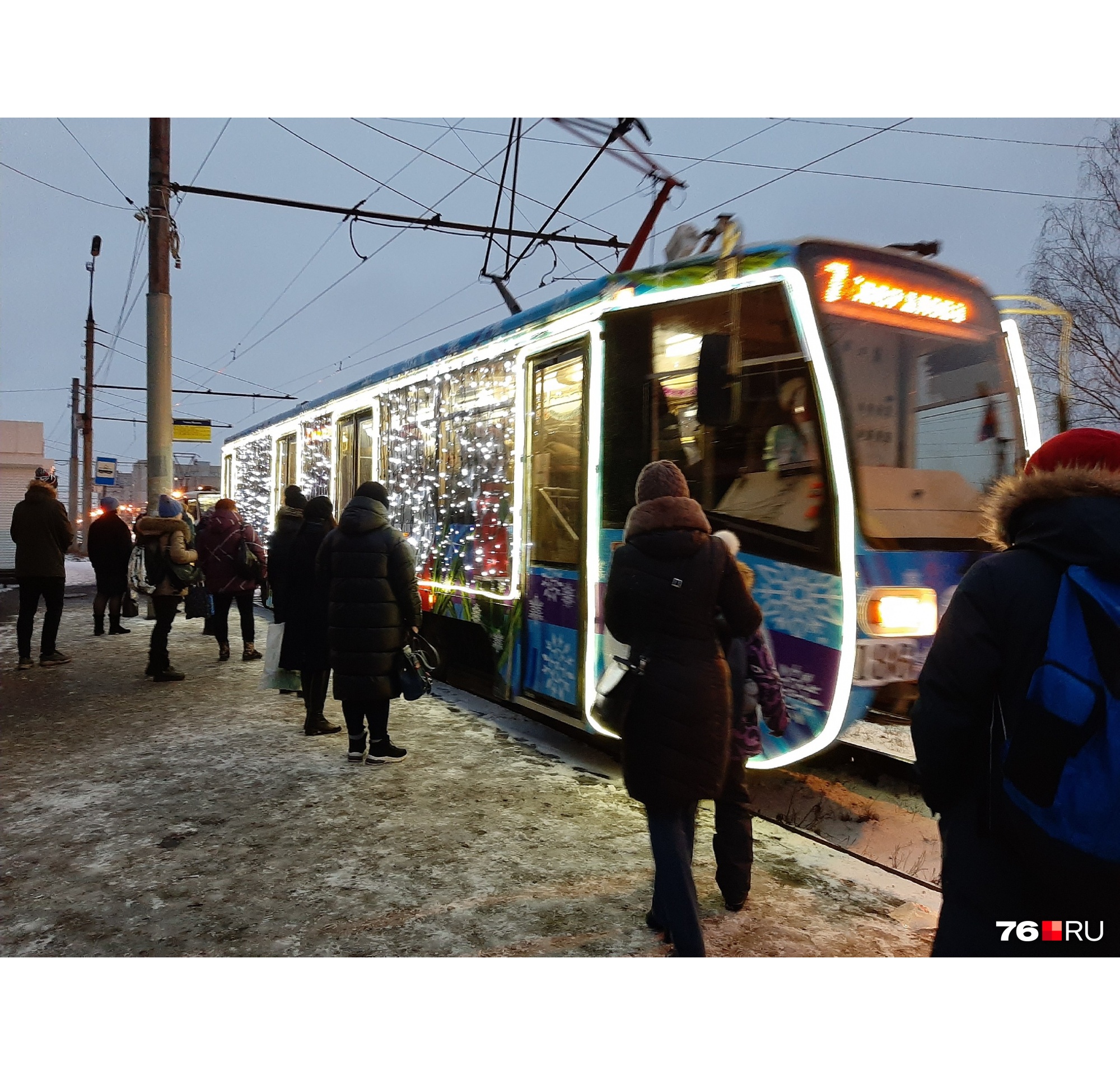 Иллюминация и веселые песни: в Ярославле в рейсы вышли два новогодних трамвая и троллейбус