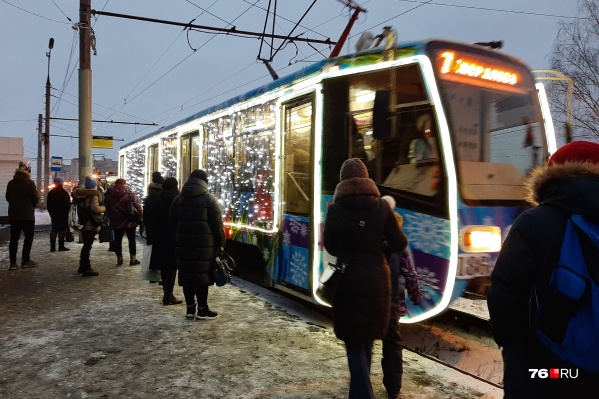Управляют новогодним транспортом водители в костюмах Снегурочек и Дедов Морозов Управляют новогодним транспортом водители в костюмах Снегурочек и Дедов Морозов