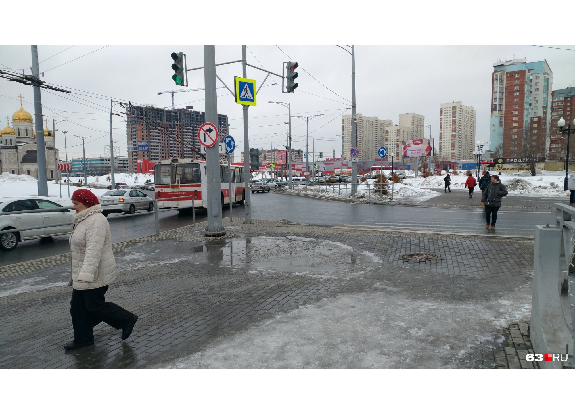 В провалах уже образовались лужи В провалах уже образовались лужи