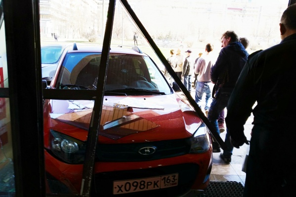 Осколки посыпались на капот автомобиля Осколки посыпались на капот автомобиля