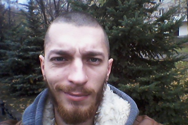 Евгений начал разбирать завал руками, пытаясь освободить своих друзей Евгений начал разбирать завал руками, пытаясь освободить своих друзей