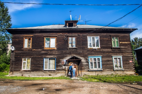 Людям, которых обещали расселить из аварийных домов в следующем году, придётся ждать ещё от трёх до пяти лет Людям, которых обещали расселить из аварийных домов в следующем году, придётся ждать ещё от трёх до пяти лет