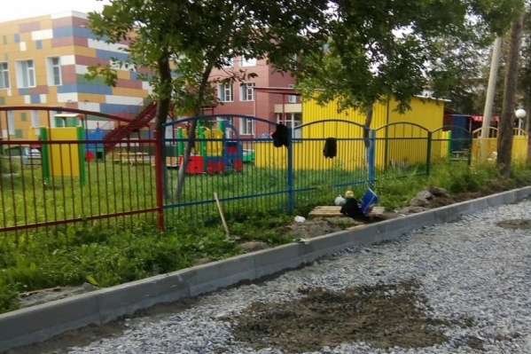 Парковка рядом с забором садика будет гостевой, пояснили в мэрии Парковка рядом с забором садика будет гостевой, пояснили в мэрии