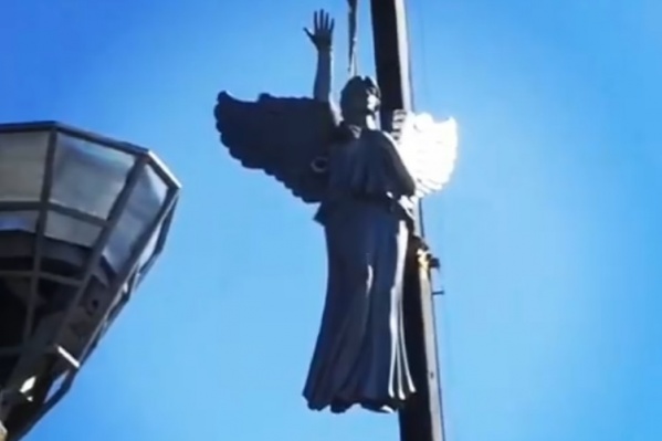 Статую подняли вверх с помощью подъемного крана Статую подняли вверх с помощью подъемного крана