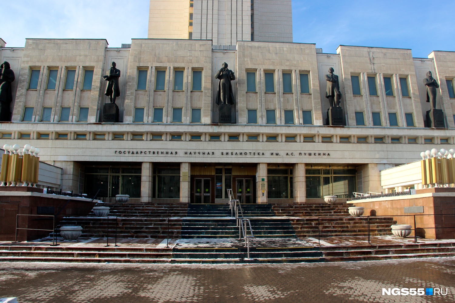 Пушкинская библиотека омск. Омская государственная областная научная библиотека им. а.с. Пушкина. Библиотека им Пушкина Омск. Библиотека Пушкина Омск книгохранилище. Библиотека Пушкина Омск здание.