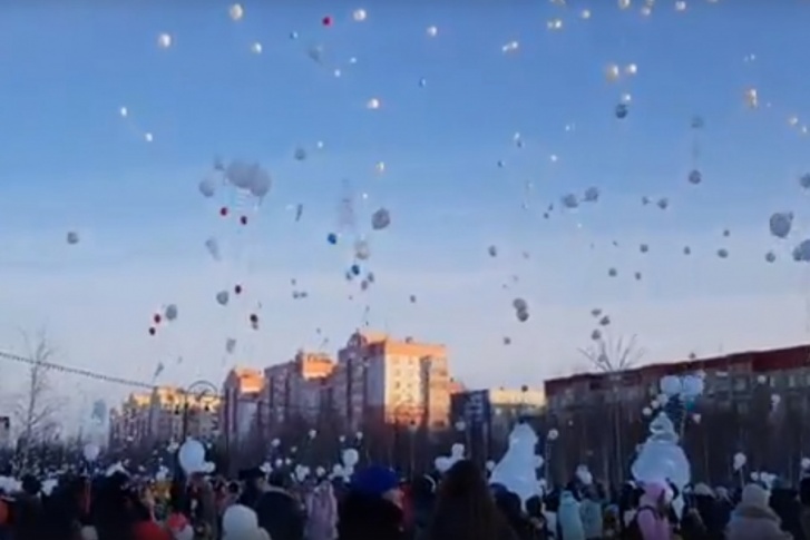 На площадь пришли сотни людей На площадь пришли сотни людей