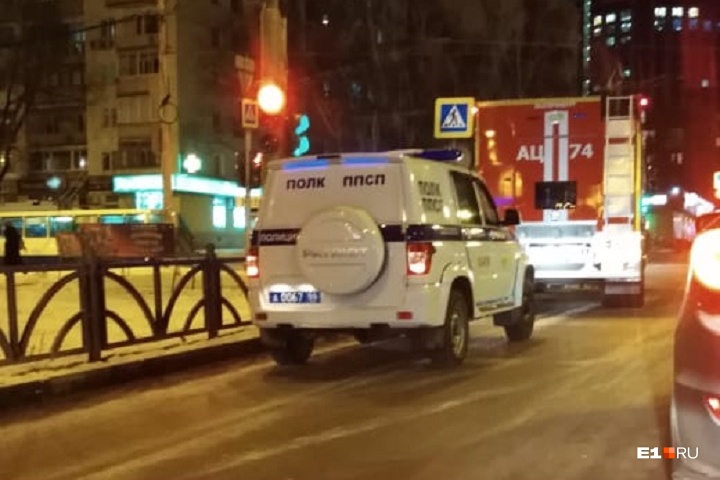 Кто-то оставил чемодан на тротуаре Кто-то оставил чемодан на тротуаре