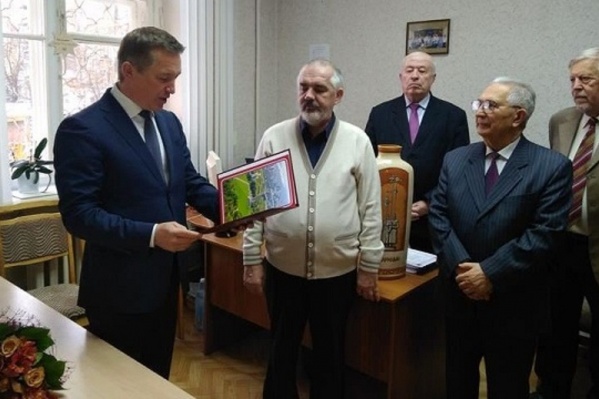 Единоросс Владлен Колесников вручает Владимирову очередную грамоту Единоросс Владлен Колесников вручает Владимирову очередную грамоту