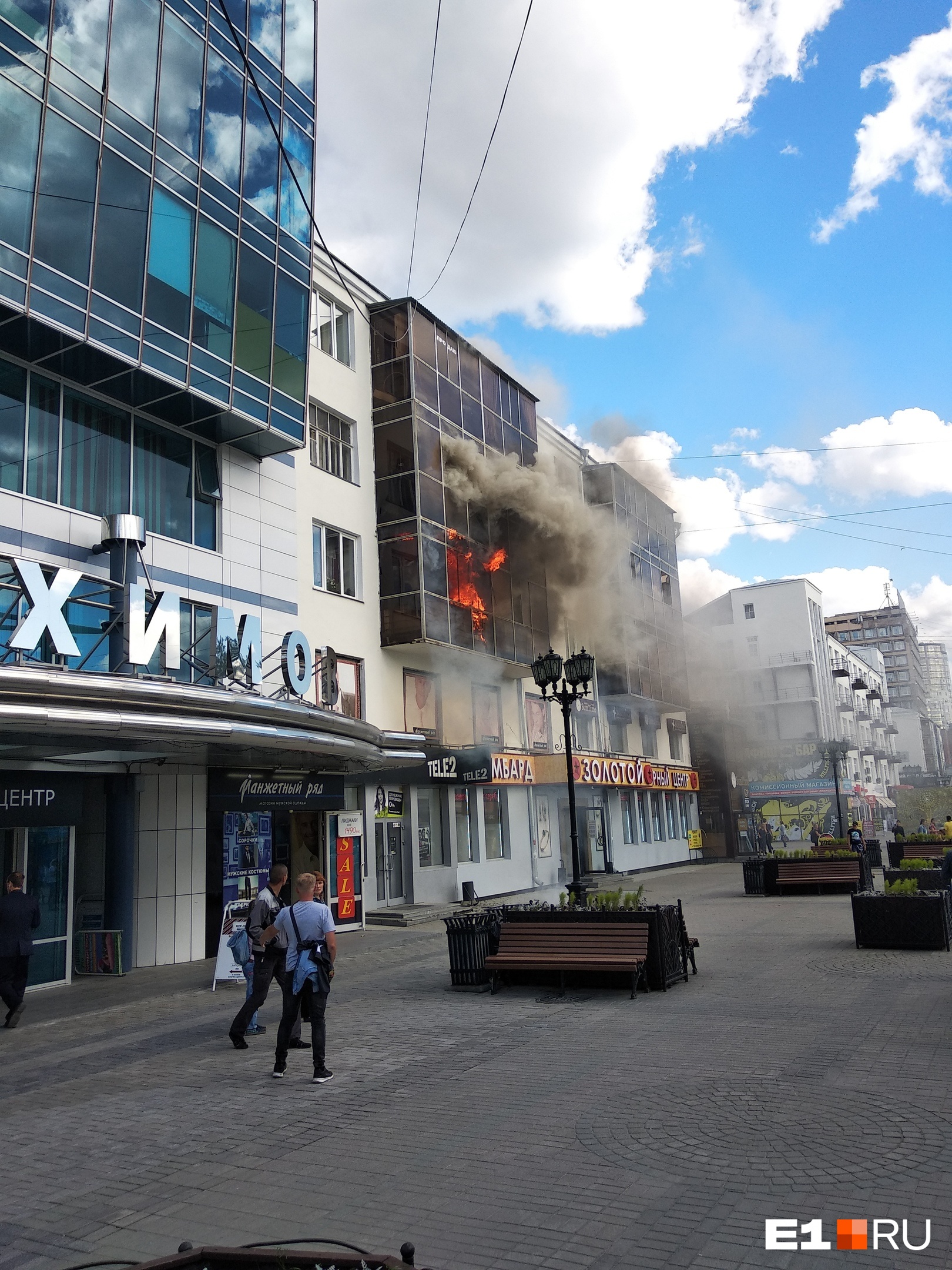 На Вайнера вспыхнул жилой дом. Это памятник архитектуры | 05.07.2019 |  Екатеринбург - БезФормата