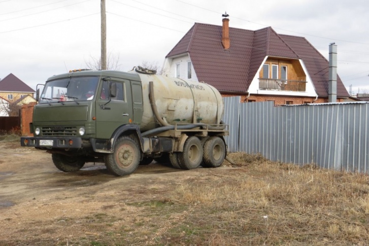 Дурнопахнущий коллектор находится под самым забором жилого дома Дурнопахнущий коллектор находится под самым забором жилого дома