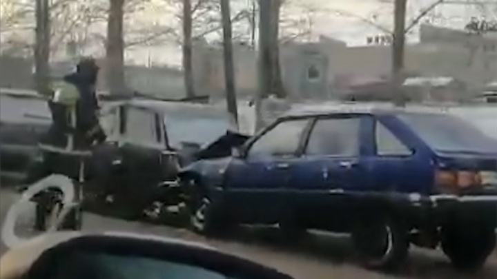 «Подцеплял трос»: на северо-западе в ДТП с участием трёх машин челябинца зажало между автомобилями
