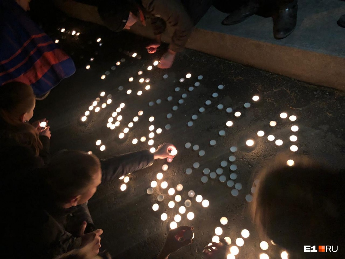 Он — за храм, она — за сквер: у Театра драмы 17-летний парень сделал предложение девушке