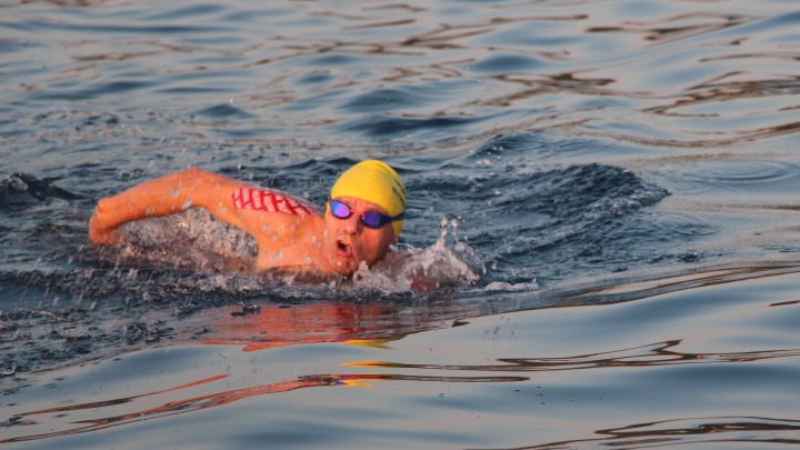 Даже у чемпионов мира нет таких дистанций: екатеринбуржец проплыл 30 километров по открытому морю