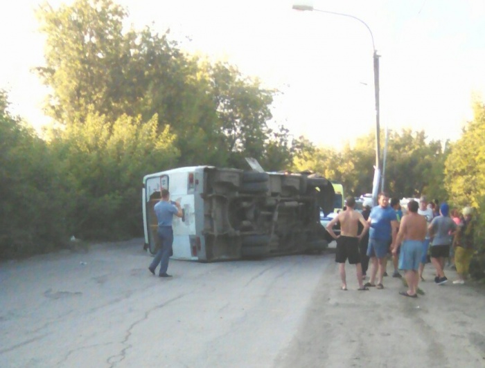 Автобус перевернулся на ул. Беловежской Автобус перевернулся на ул. Беловежской