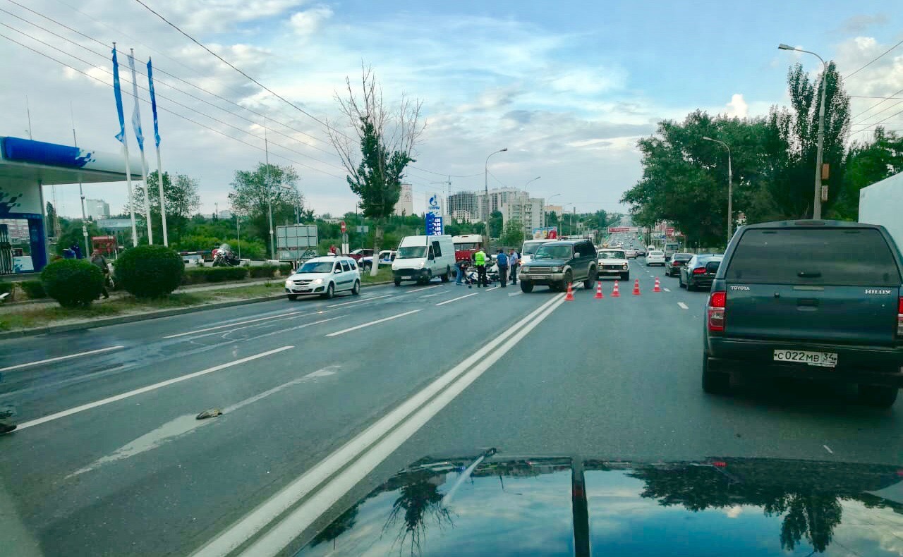 С поворота в третий ряд: видео момента жуткого ДТП с мотоциклом и грузовиком в Волгограде