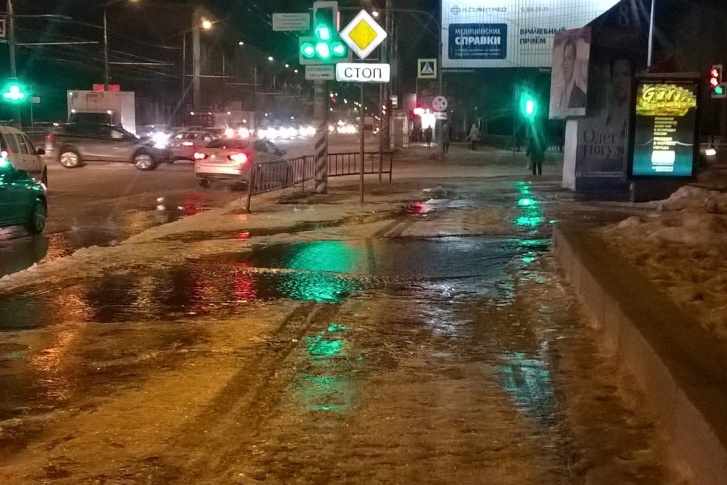 Затопив тротуар, потоки вышли на Первую Продольную магистраль 