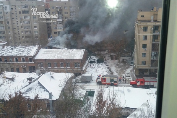 Клубы дыма видны далеко вокруг Клубы дыма видны далеко вокруг